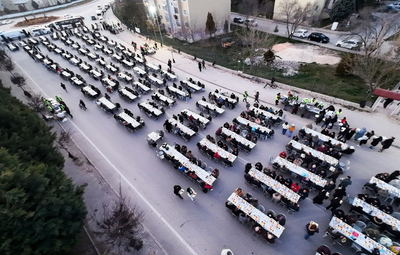 RAMAZAN'IN BEREKETİ TEPEBAŞI'NDA PAYLAŞILDI: AYNI SOFRADA BİNLERCE VATANDAŞ BİR ARAYA GELDİ